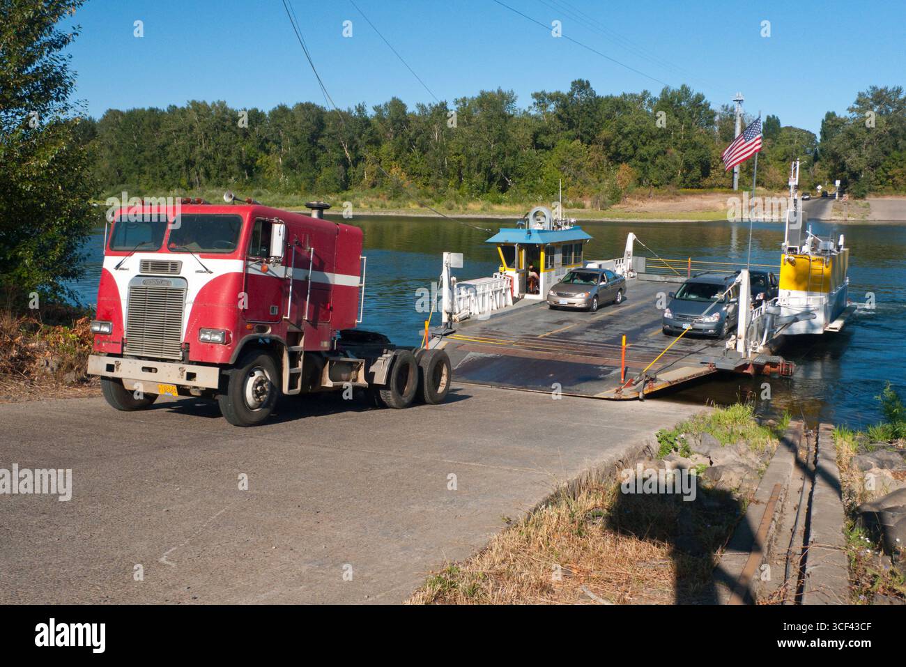 Carrello di guida off il Wheatland traghetto sul fiume Willamette, Marion County, Oregon, Stati Uniti d'America Foto Stock