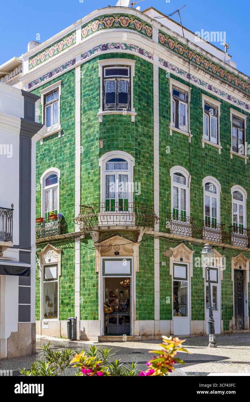 Piazza storica con un vecchio edificio con piastrelle verdi sulla facciata gita della città a Lagos, Algarve, Portogallo Foto Stock
