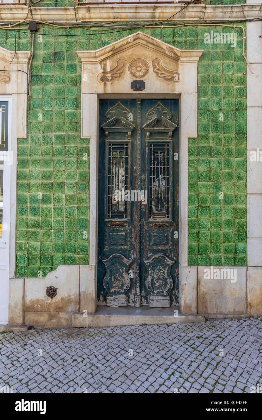 Piazza storica con un vecchio edificio con piastrelle verdi sulla facciata gita della città a Lagos, Algarve, Portogallo Foto Stock