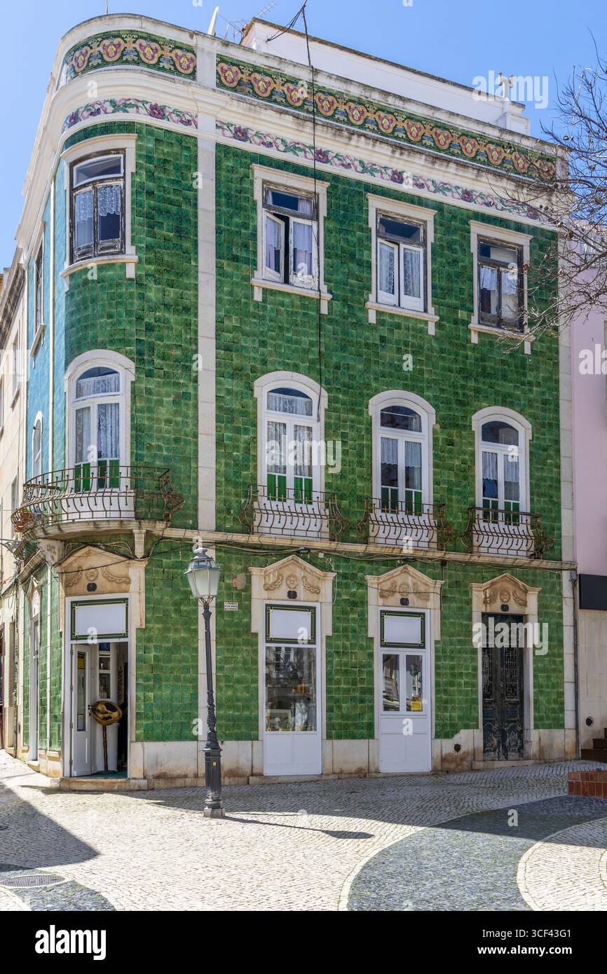 Piazza storica con un vecchio edificio con piastrelle verdi sulla facciata gita della città a Lagos, Algarve, Portogallo Foto Stock