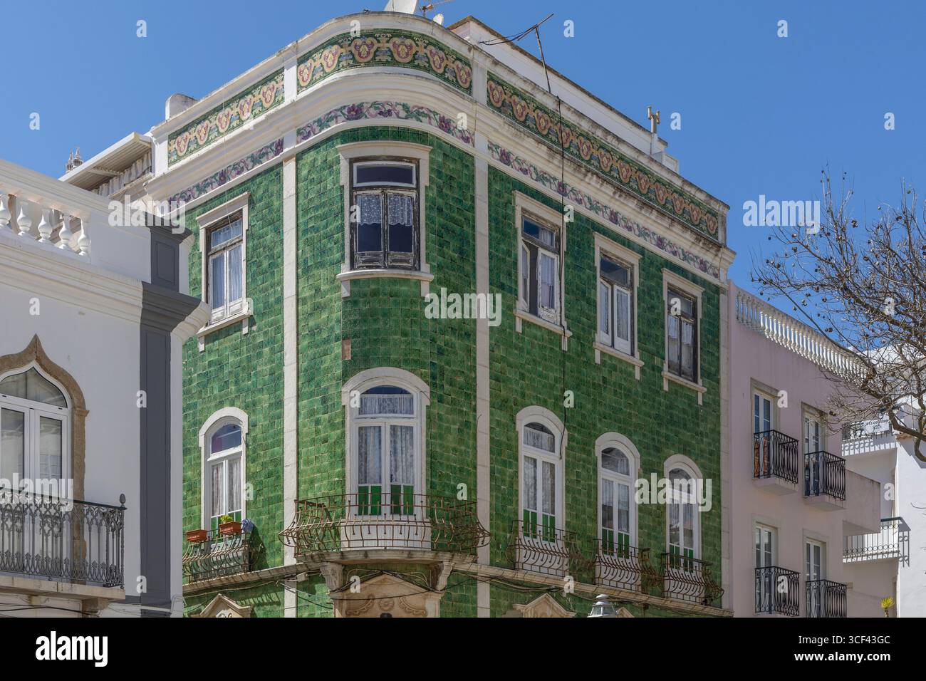 Piazza storica con un vecchio edificio con piastrelle verdi sulla facciata gita della città a Lagos, Algarve, Portogallo Foto Stock