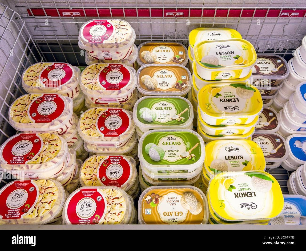 Italia - 20 agosto 2025: Gelati di vari gusti confezionati in vassoi di plastica esposti in un bancone refrigerato in vendita in un supermercato italiano Foto Stock