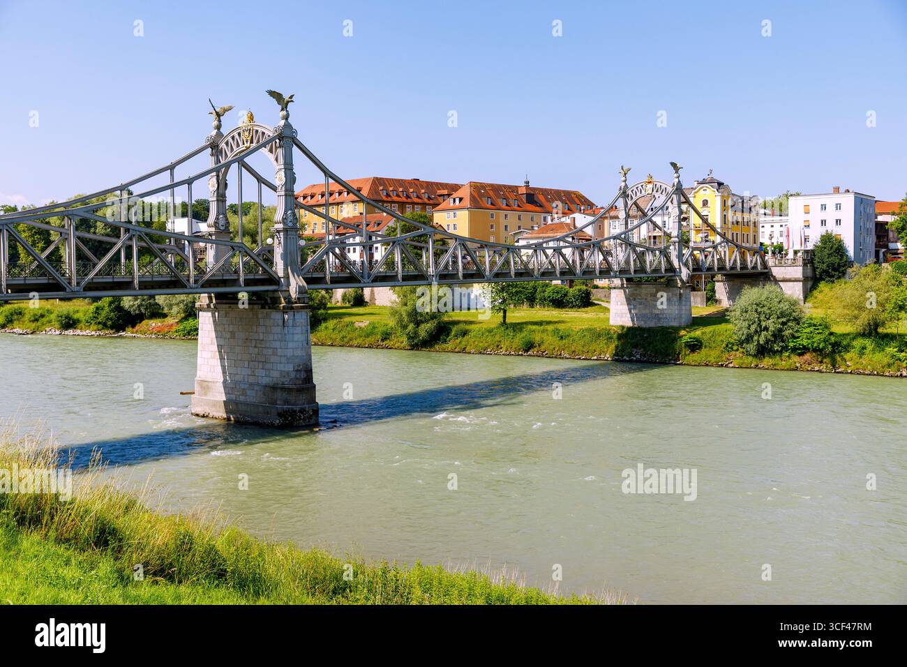 Ponte di campagna tra Laufen an der Salzach in Berchtesgadener Land in alta Baviera, Baviera, Germania e Oberndorf vicino a Salisburgo, Salisburgo, Austria Foto Stock