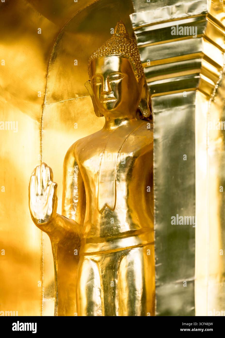 Splendente statua di Buddha dorata a Chiang mai, nel nord della Thailandia, splendente di grazia spirituale. Un sacro simbolo del buddismo, della pace e dell'illuminazione. Foto Stock