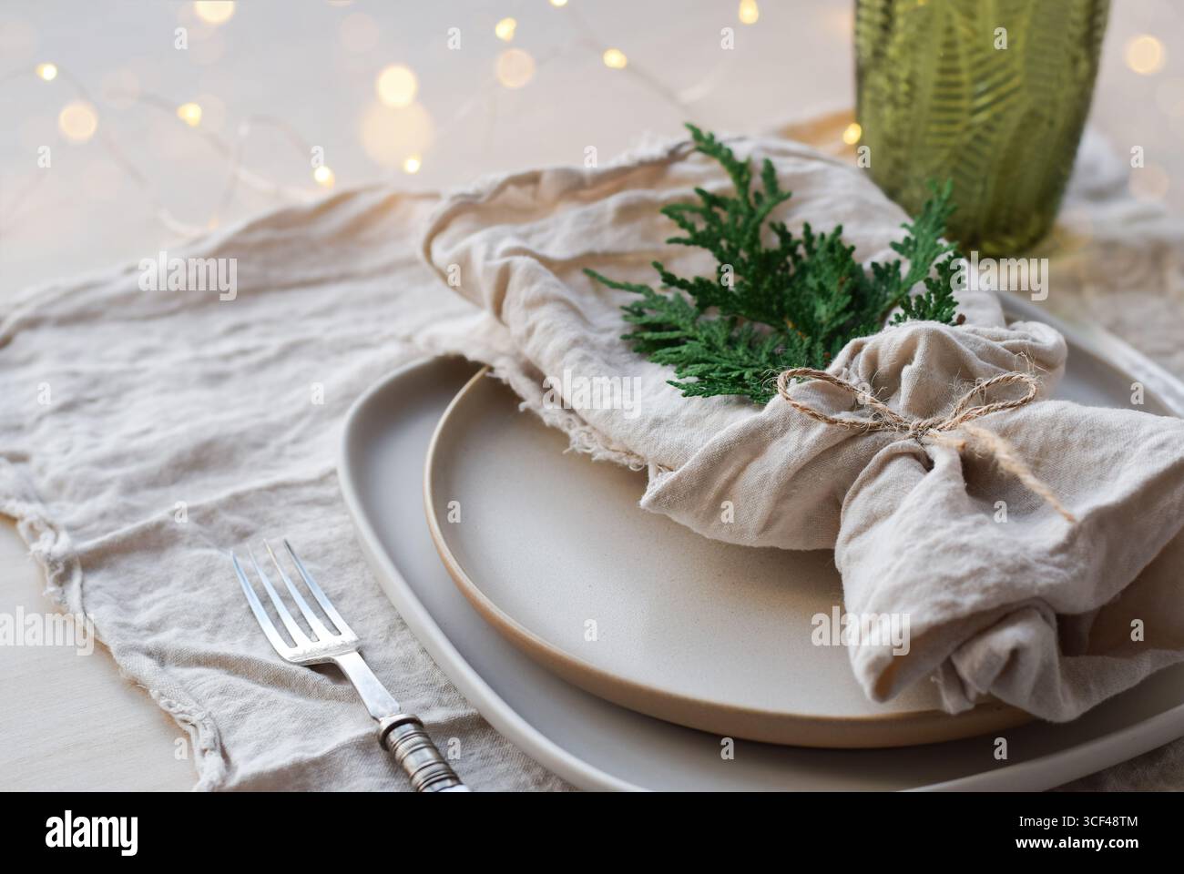 Piatto con tovaglioli di lino naturali decorati per la cena di Natale Foto Stock