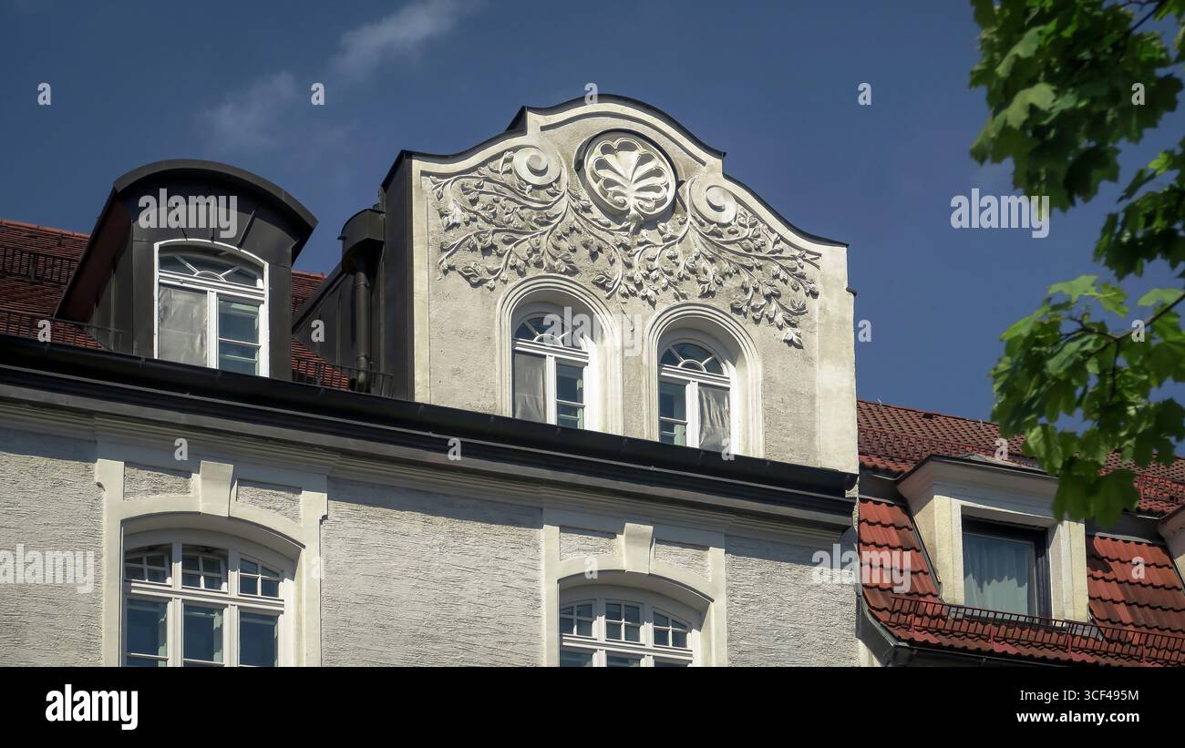 Finestra barocca in stile Liberty a Haidhausen a Monaco. Foto Stock