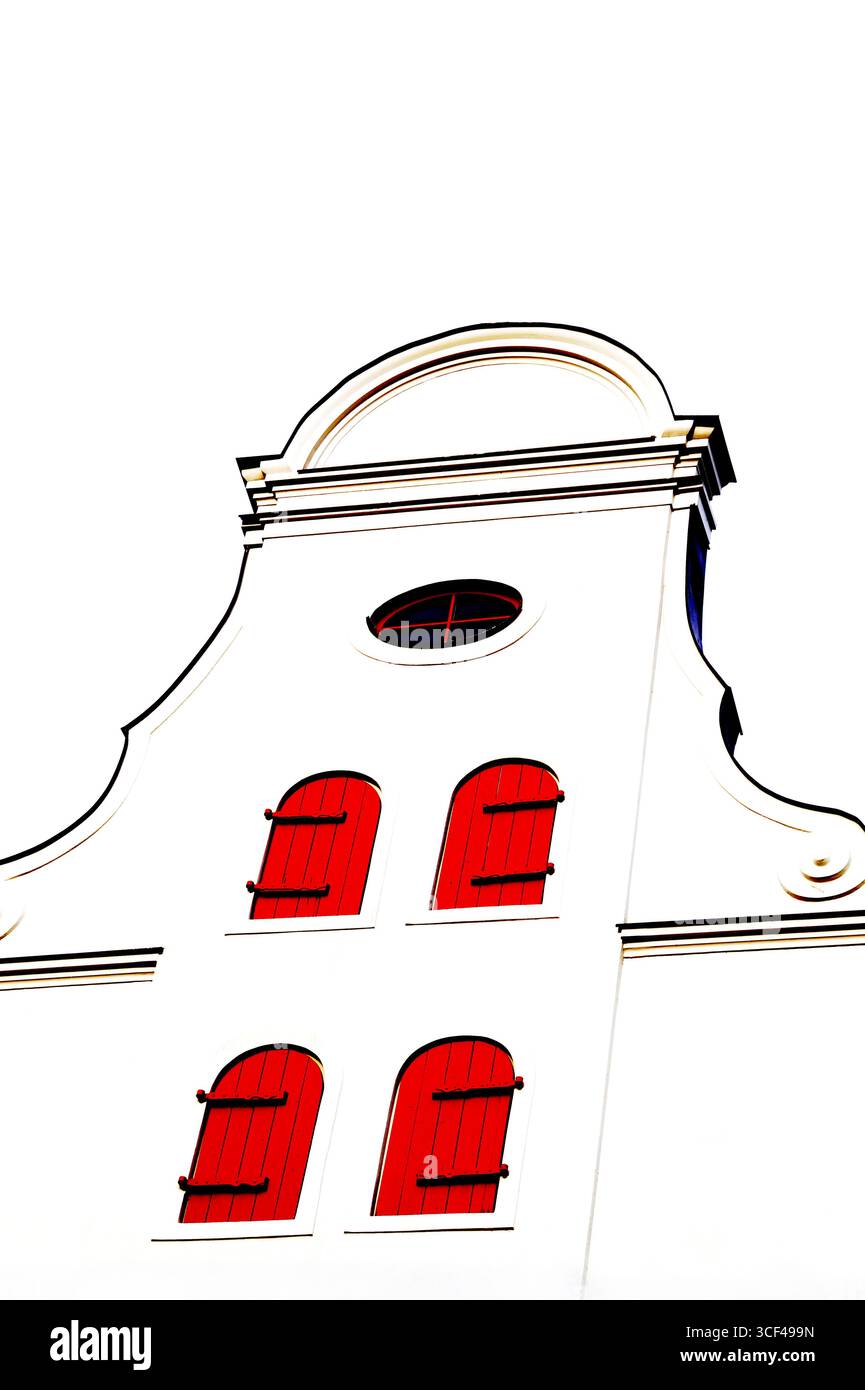 Il timpano di un edificio classico e persiane rosse, facciata della casa, voluta, cornice Foto Stock