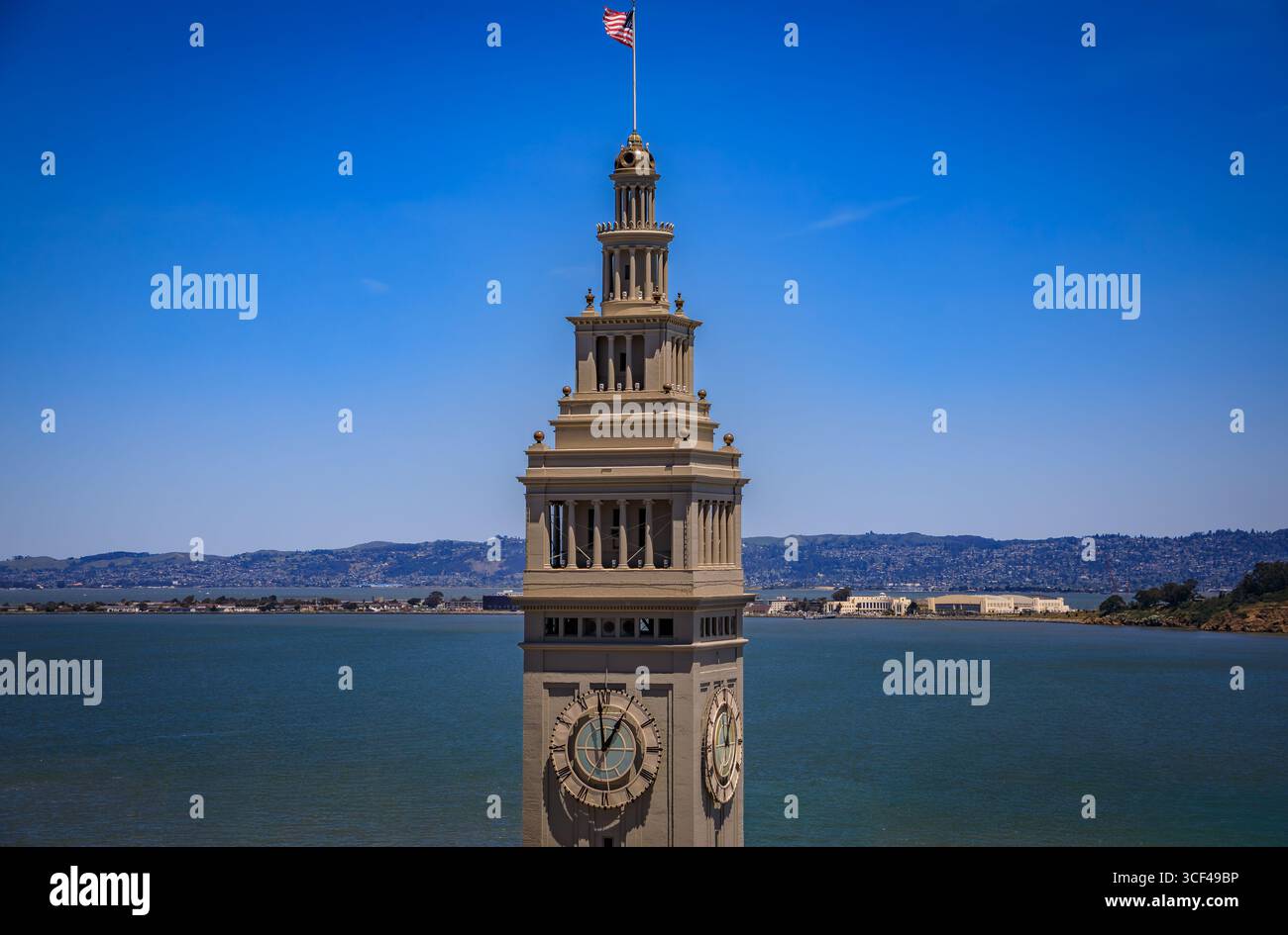 Vista aerea dello storico Ferry Building con l'iconica torre dell'orologio e le palme sul lungomare di San Francisco a San Francisco, Stati Uniti Foto Stock