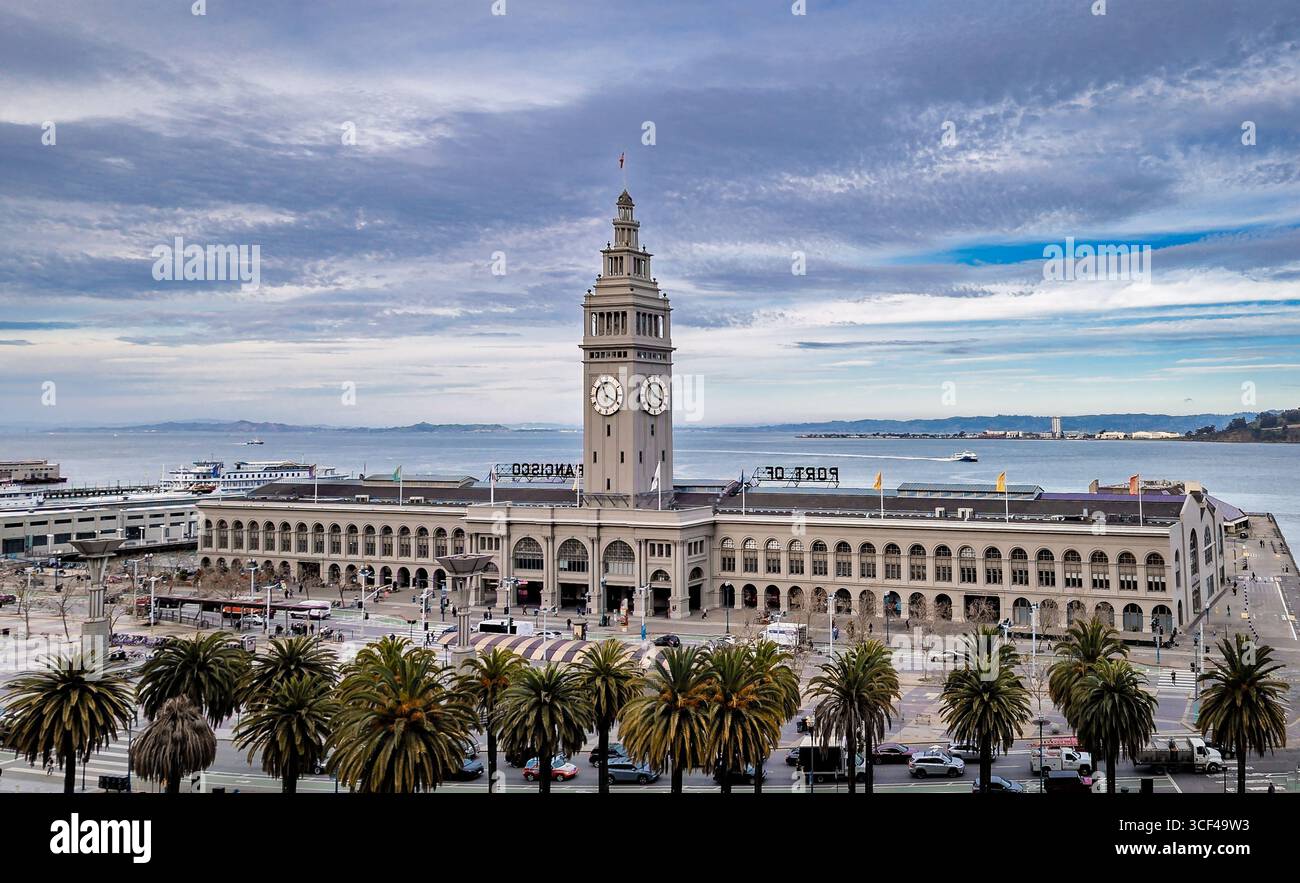 Vista aerea dello storico Ferry Building con l'iconica torre dell'orologio e le palme sul lungomare di San Francisco a San Francisco, Stati Uniti Foto Stock