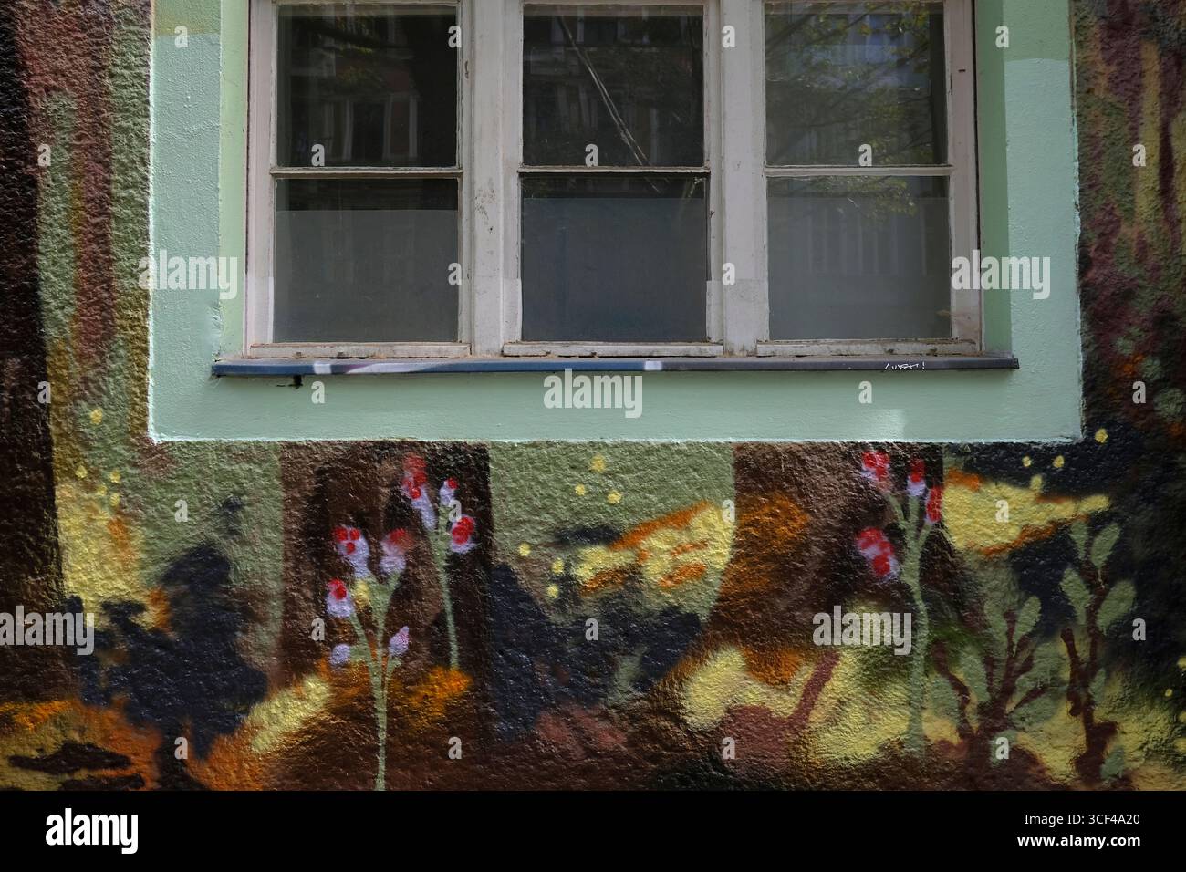 Berlino, Germania, facciata della casa dipinta, finestra, dettaglio Foto Stock