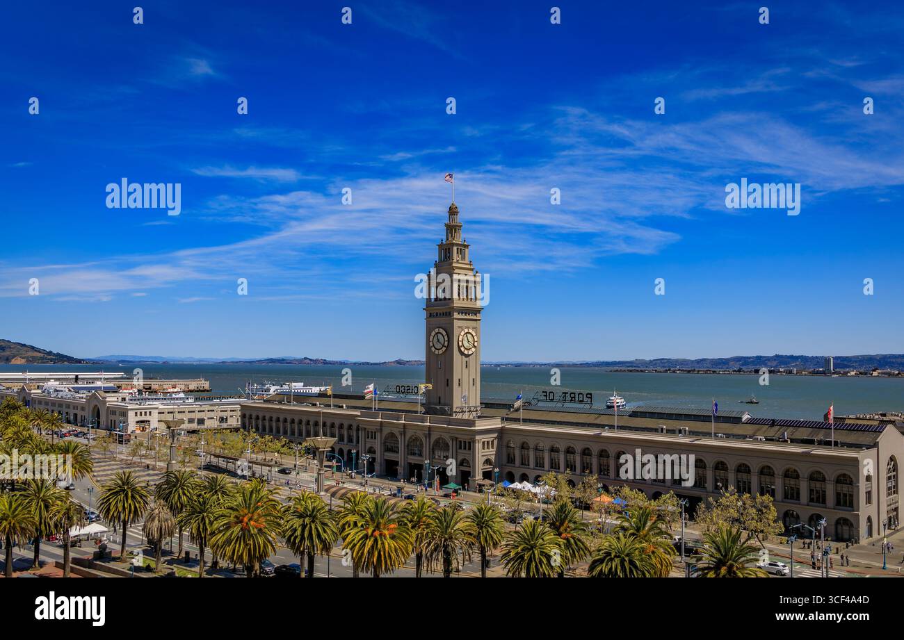 Vista aerea dello storico Ferry Building con l'iconica torre dell'orologio e le palme sul lungomare di San Francisco a San Francisco, Stati Uniti Foto Stock