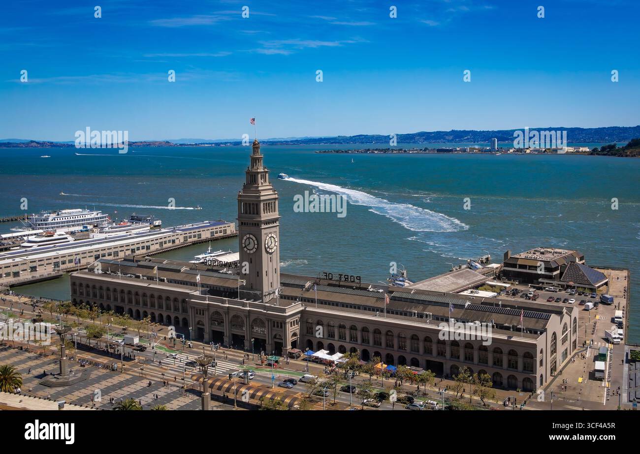 Vista aerea dello storico Ferry Building con l'iconica torre dell'orologio e le palme sul lungomare di San Francisco a San Francisco, Stati Uniti Foto Stock