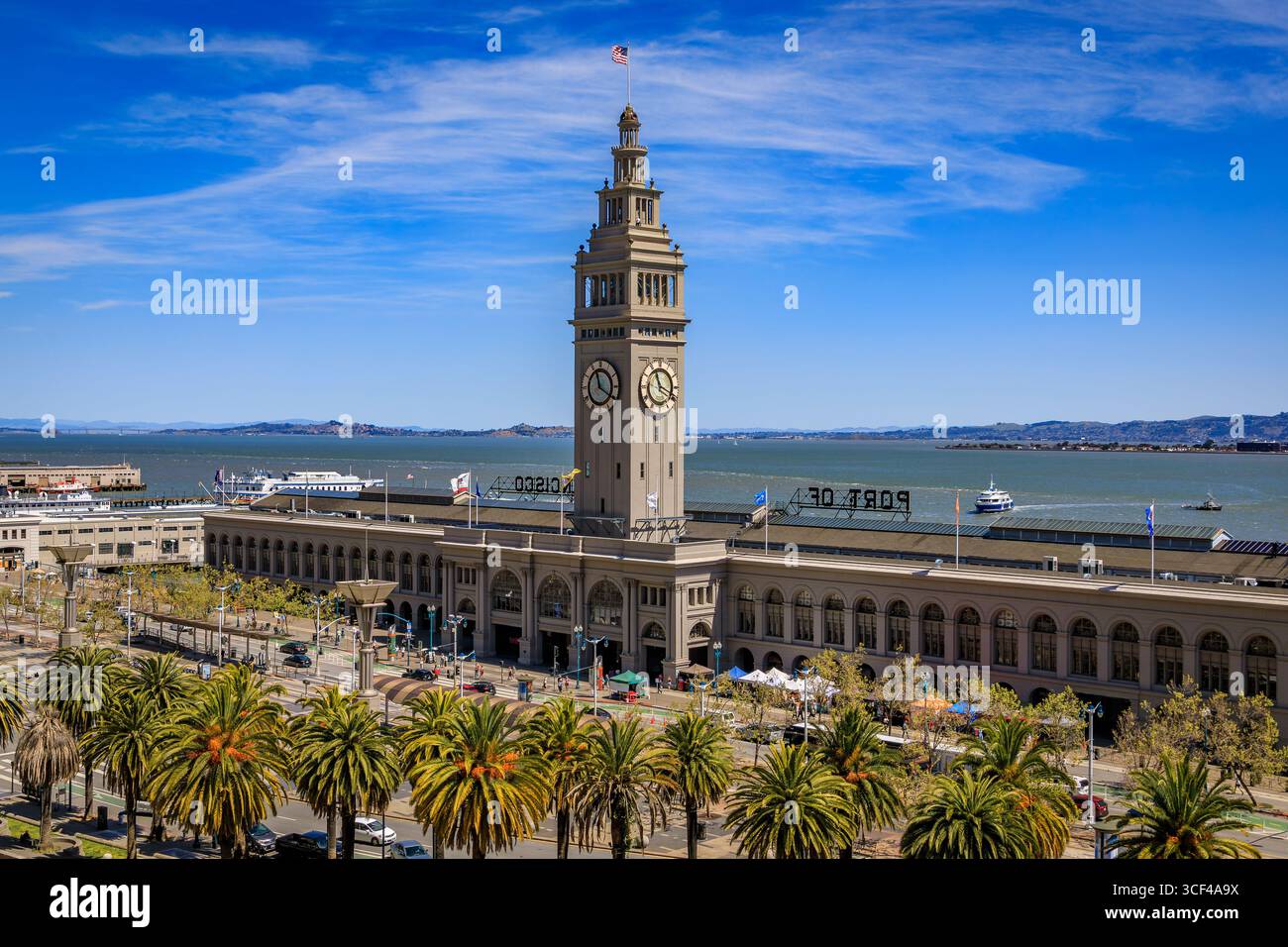 Vista aerea dello storico Ferry Building con l'iconica torre dell'orologio e le palme sul lungomare di San Francisco a San Francisco, Stati Uniti Foto Stock