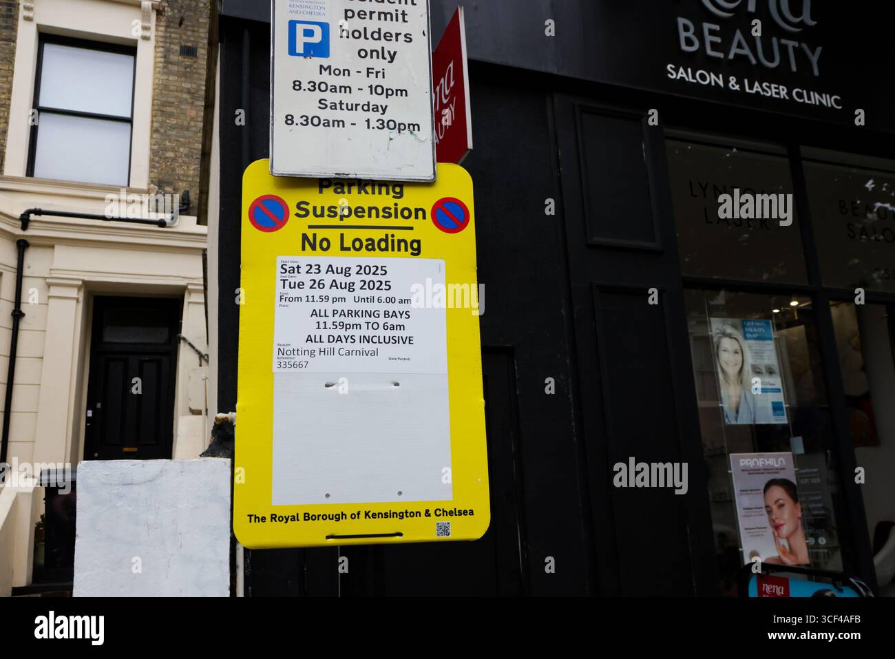 Londra. REGNO UNITO. 20 agosto 2025. L'avviso di sospensione del parcheggio è esposto nella zona di Notting Hill, a ovest di Londra, per il Carnevale di Notting Hill, che si terrà il 24 e 25 agosto 2025. Si prevede che fino a 1 milione di persone parteciperanno al Carnevale di Notting Hill, la più grande festa di strada in Europa. Crediti: London News/Alamy Live News Foto Stock