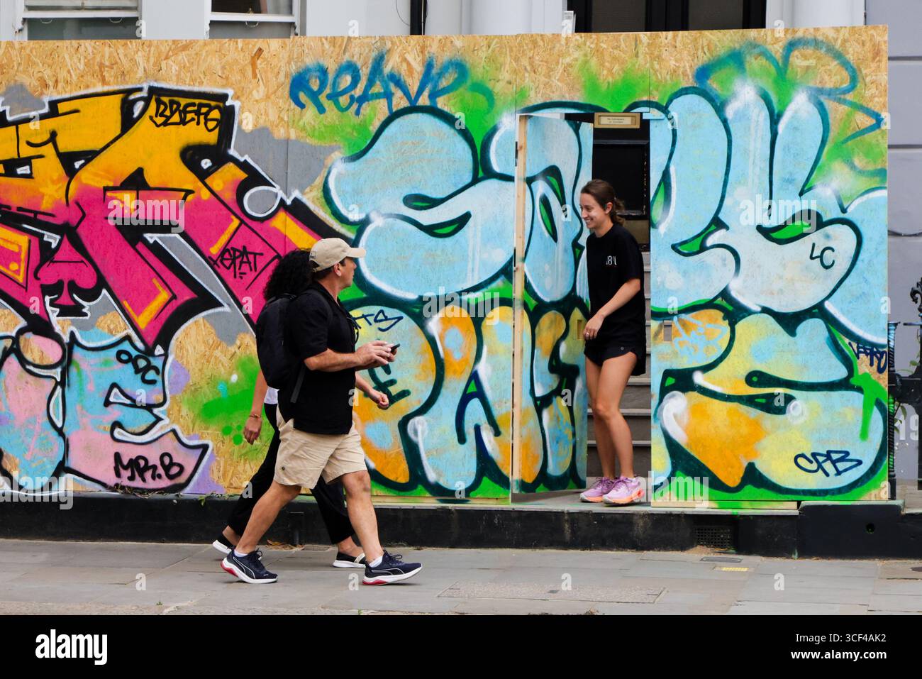 Londra. REGNO UNITO. 20 agosto 2025. Un albergo residenziale nell'area di Notting Hill, nella parte ovest di Londra, è imbarcato per il Carnevale di Notting Hill, che si svolge il 24 e 25 agosto 2025. Si prevede che fino a 1 milione di persone parteciperanno al Carnevale di Notting Hill, la più grande festa di strada in Europa. Crediti: London News/Alamy Live News Foto Stock