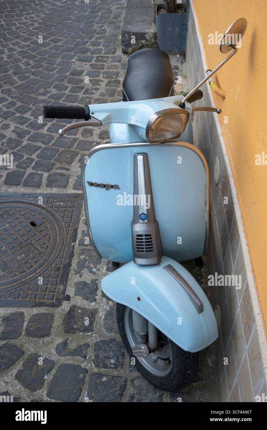 Italia, Golfo di Napoli, Isole Flegrei, Mar Tirreno, Campania, isola di Procida, Vespa Foto Stock