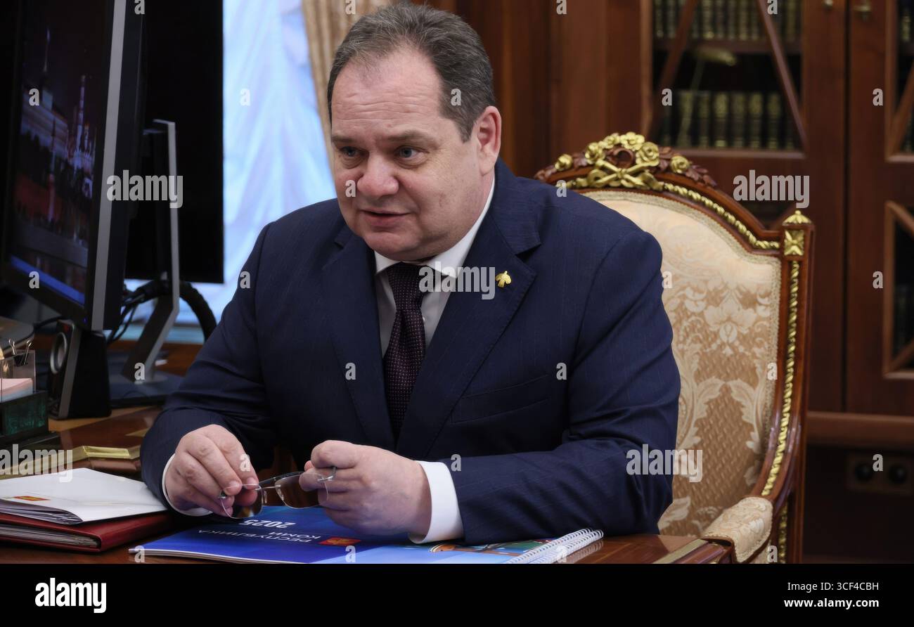 Mosca, Russia. 19 agosto 2025. Ad interim, il capo della Repubblica di Komi Rostislav Goldshtein, presenta il suo rapporto al presidente russo Vladimir Putin, durante un incontro faccia a faccia al Cremlino, il 19 agosto 2025, a Mosca, Russia. Crediti: Vyacheslav Prokofyev/piscina del Cremlino/Alamy Live News Foto Stock