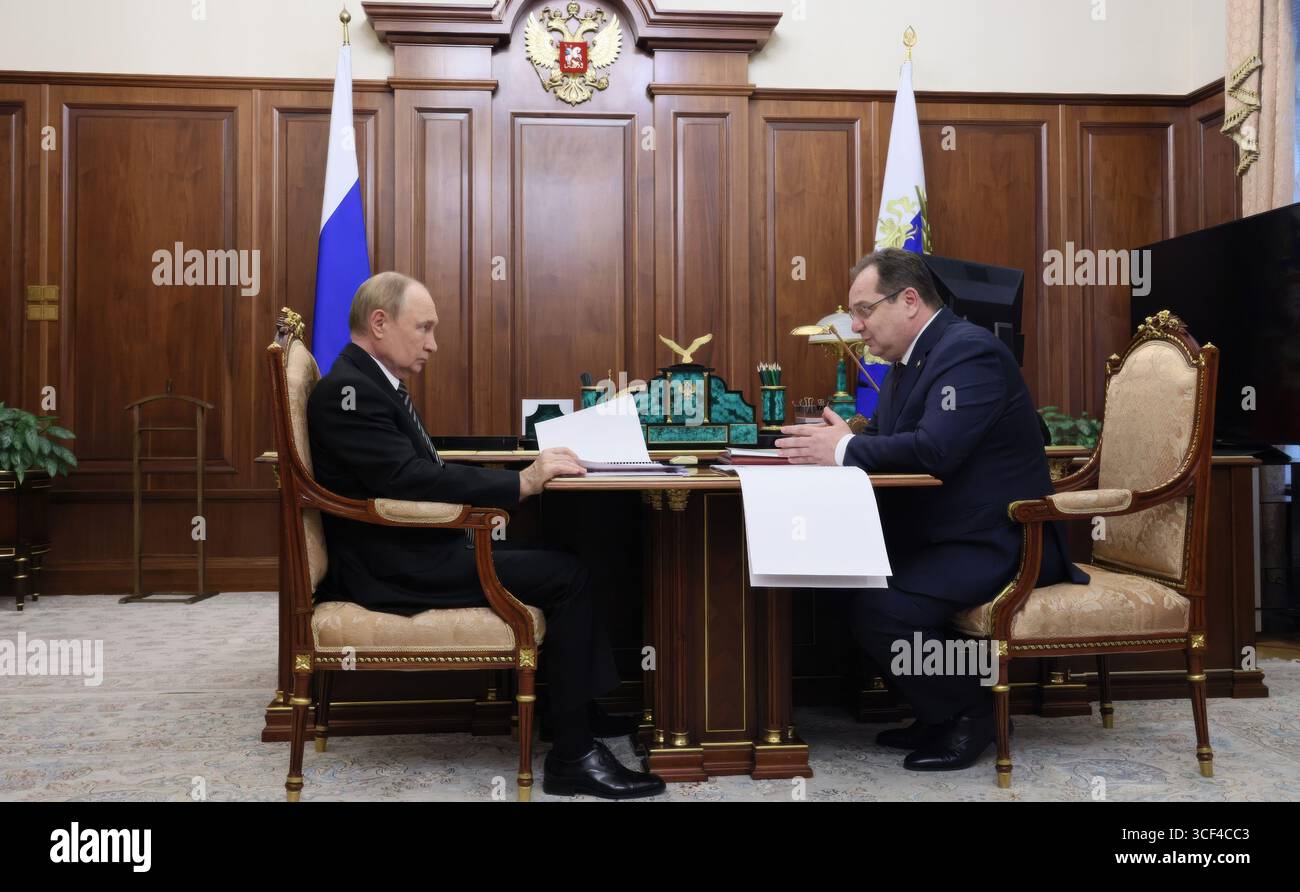 Mosca, Russia. 19 agosto 2025. Il presidente russo Vladimir Putin, a sinistra, ascolta Rostislav Goldshtein, ad interim, capo della Repubblica di Komi, a destra, consegnare il suo rapporto durante un incontro faccia a faccia al Cremlino, 19 agosto 2025, a Mosca, in Russia. Crediti: Vyacheslav Prokofyev/piscina del Cremlino/Alamy Live News Foto Stock