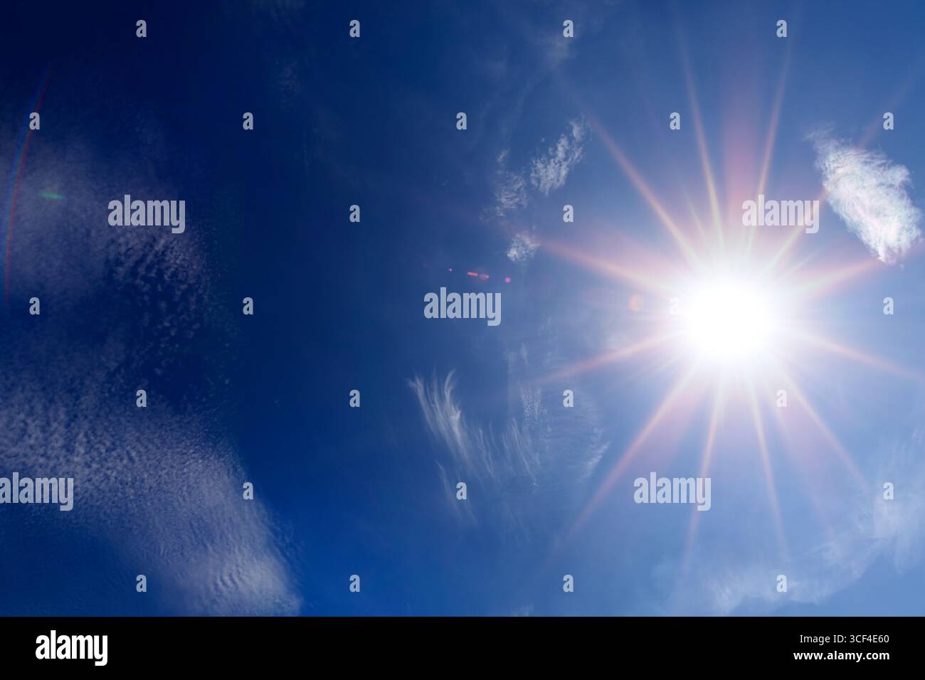 Sole splendente nel cielo, onda di calore simbolica fotografica, fotomontaggio Foto Stock