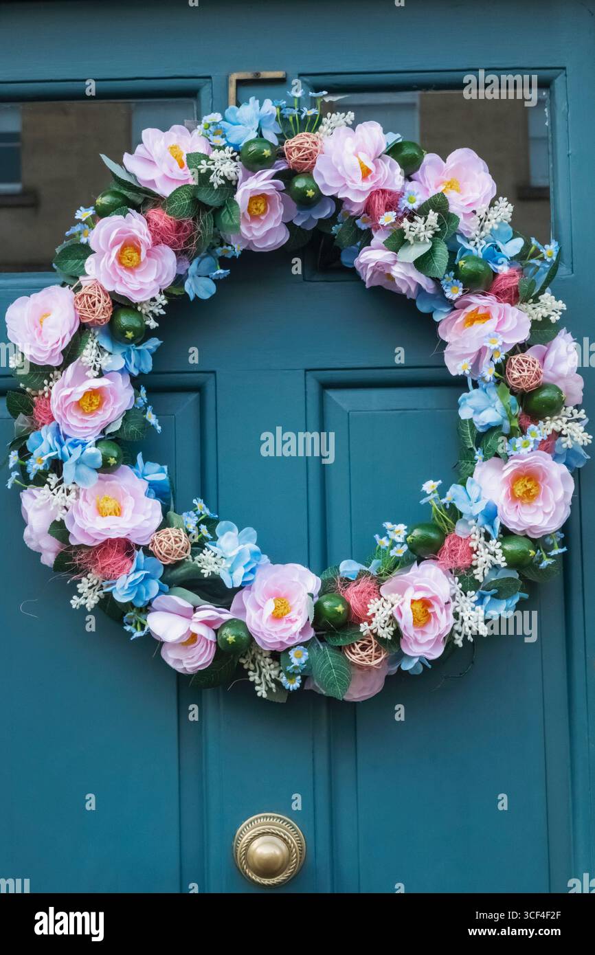 Inghilterra, Somerset, Bath, Trim Street, porta con la colorata corona di fiori Foto Stock