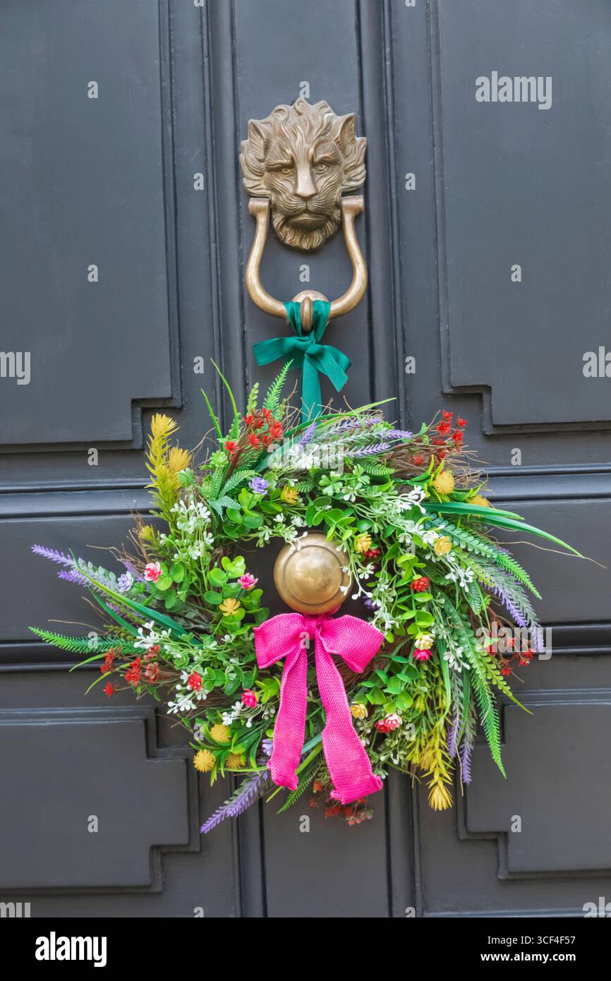 Inghilterra, Somerset, Bath, Sydney Place, Door Knocker decorato e colorata corona di fiori Foto Stock