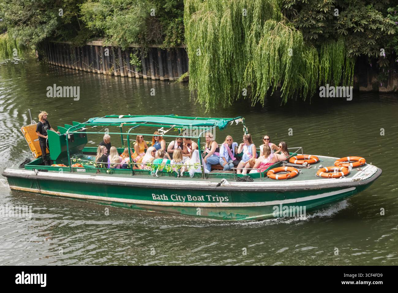 England, Somerset, Bath, Group of Hen Party Ladies on Boat on the River Avon Foto Stock