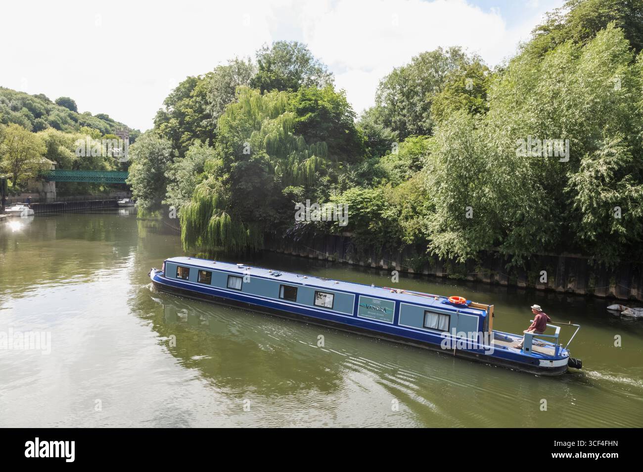 Inghilterra, Somerset, Bath, Kennet e Avon Canal, Canal View e Canal Boat colorata Foto Stock