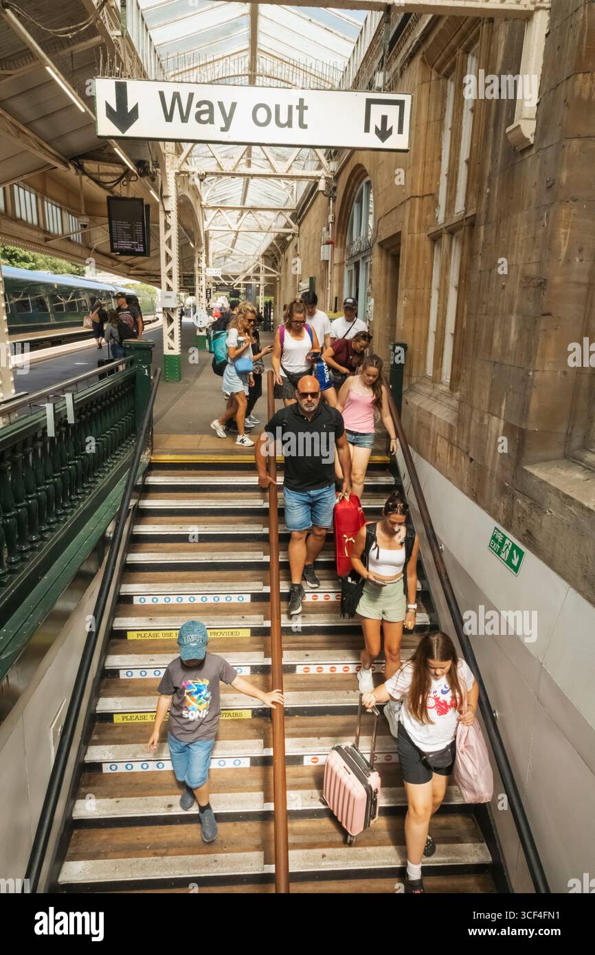 Inghilterra, Somerset, Bath, stazione ferroviaria di Bath Spa, scalinata con cartello di uscita Foto Stock