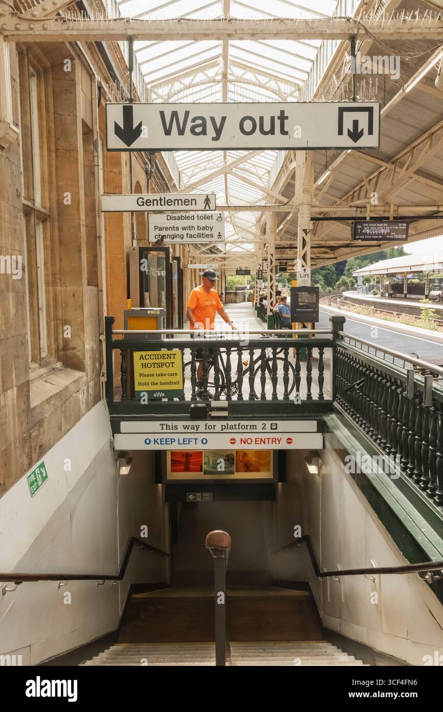 Inghilterra, Somerset, Bath, stazione ferroviaria di Bath Spa, scalinata con cartello di uscita Foto Stock