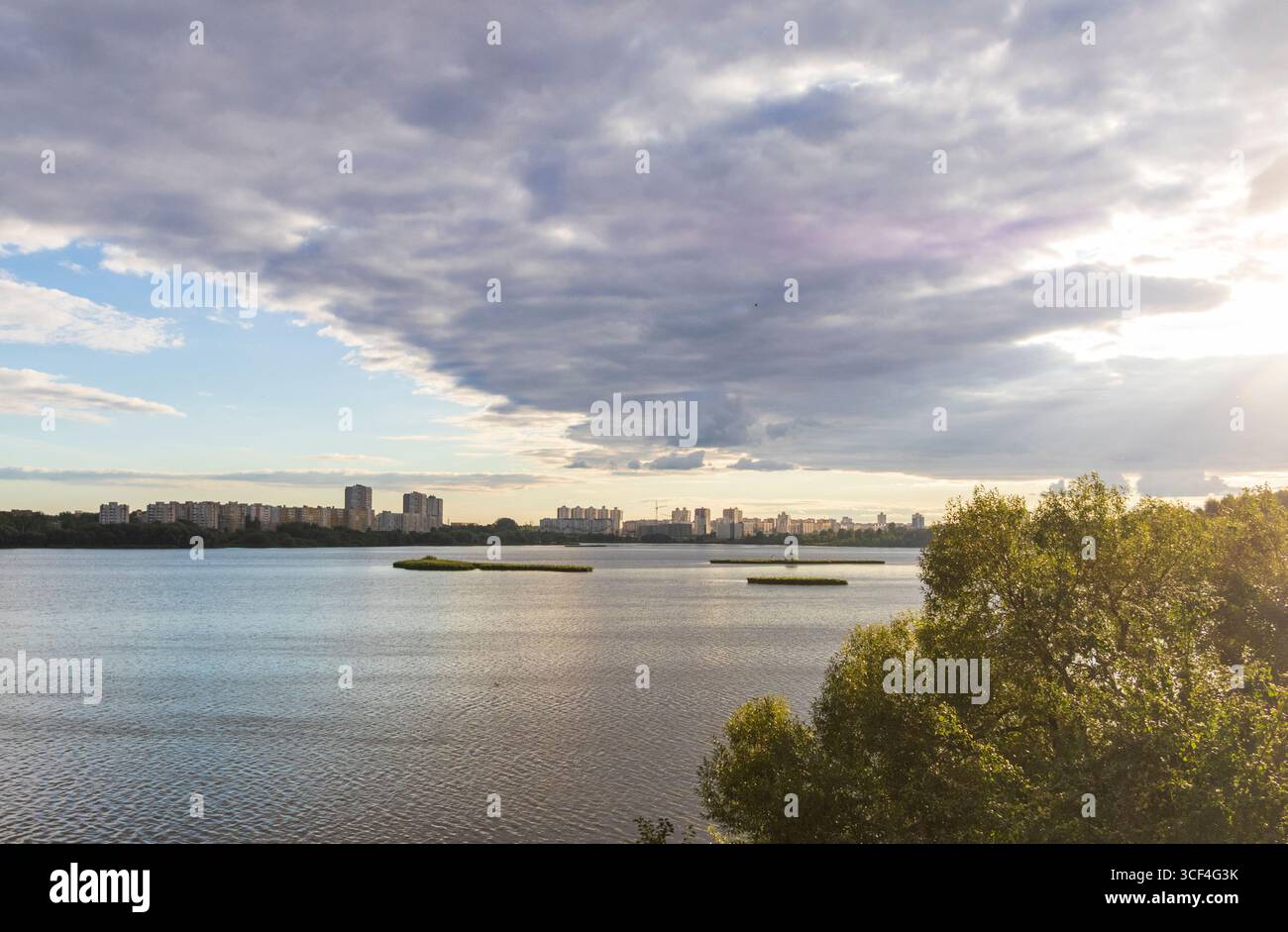 Ora del tramonto vicino al lago. All'aperto Foto Stock