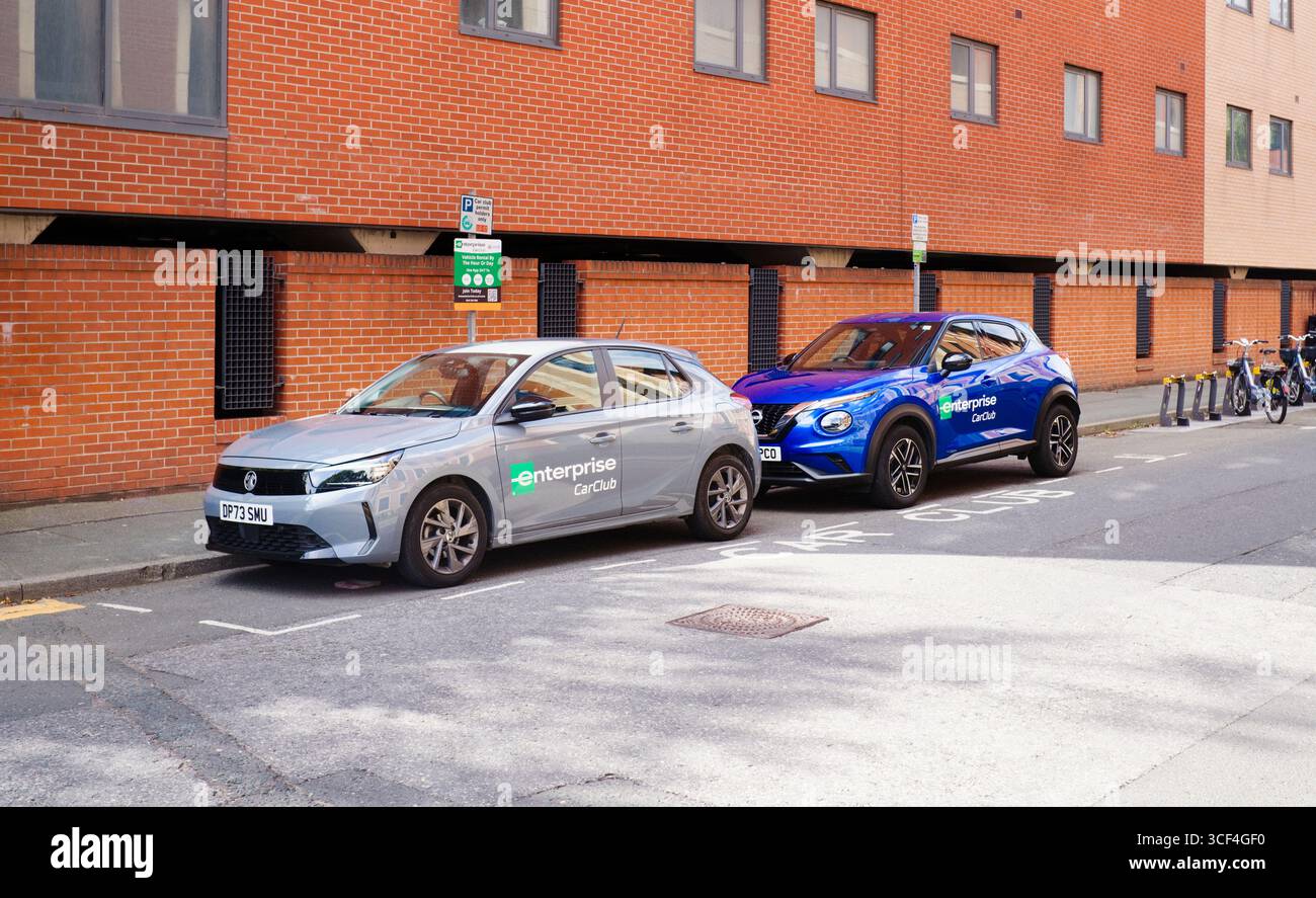Due veicoli Enterprise Car Club parcheggiati nel centro di Leeds Foto Stock