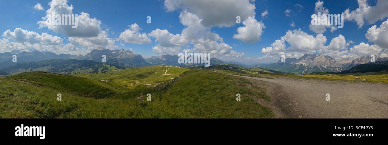 Armentarola Dolomiti montagne panorama immenso nella stagione estiva Foto Stock