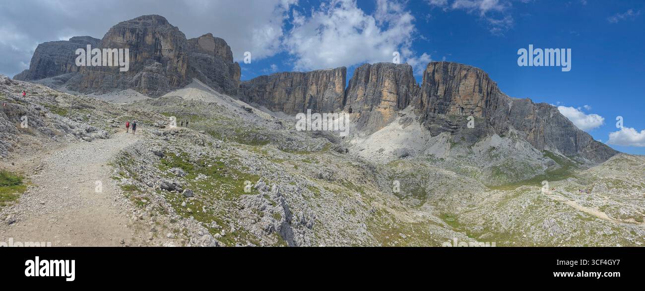 Montagne delle Dolomiti di Pisciadu, panorama immenso nella stagione estiva Foto Stock