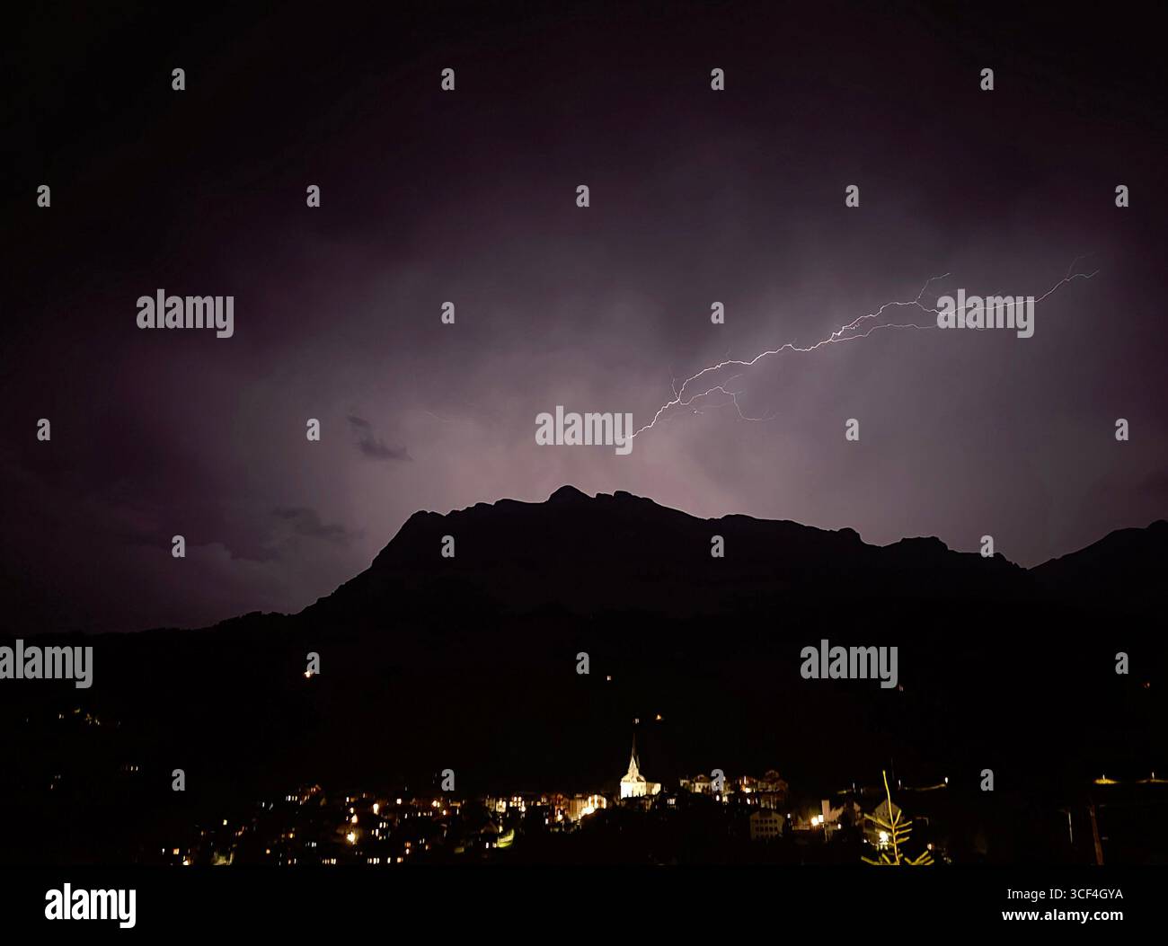 Una tempesta di fulmini di notte sulle Dolomiti del monte croce, immenso panorama nella stagione estiva Foto Stock