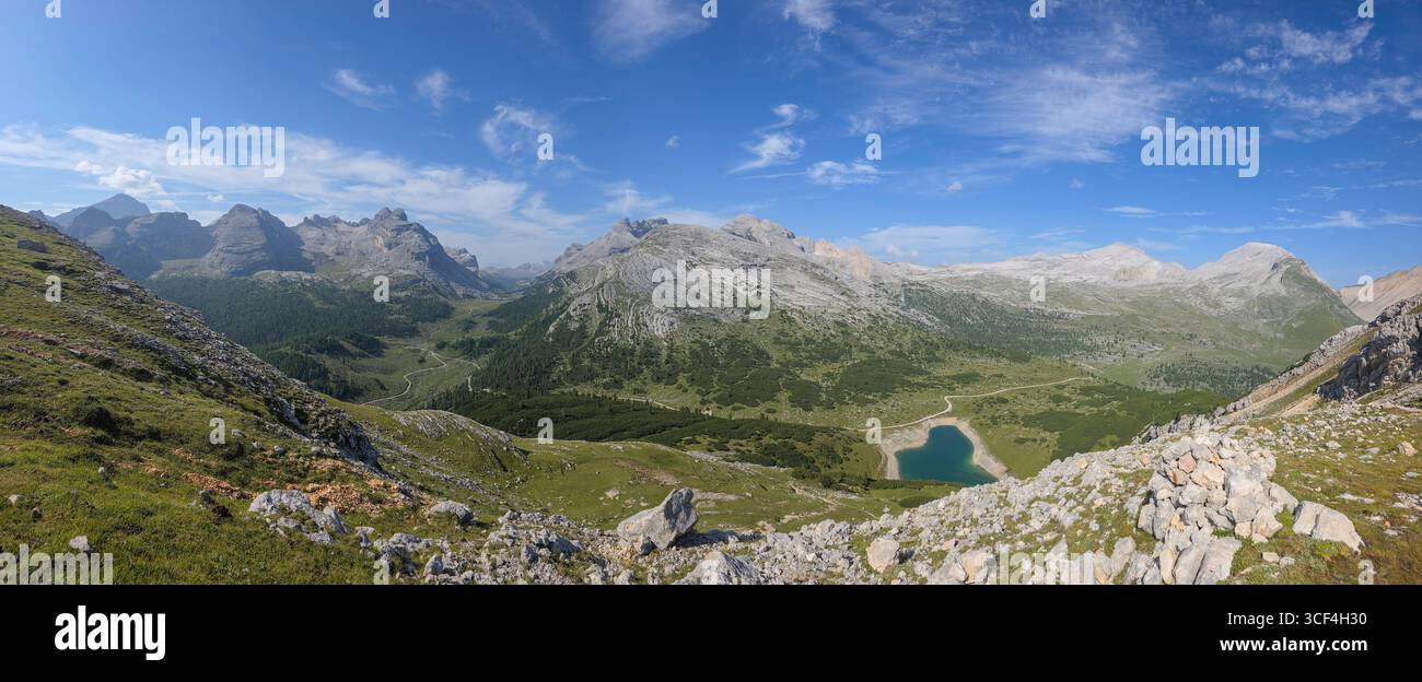 Montagne delle Dolomiti grande panorama nella stagione estiva Foto Stock