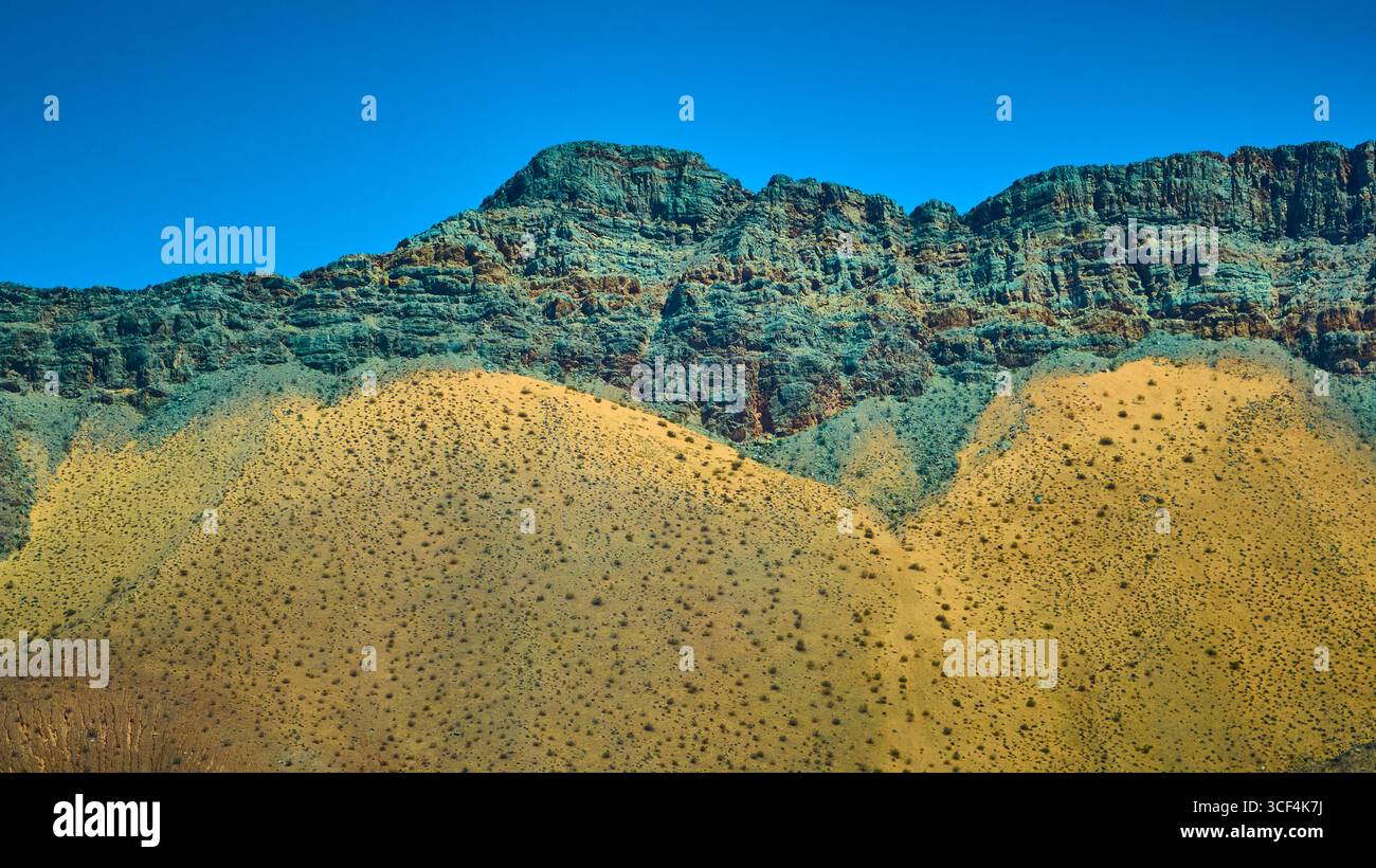 Le scogliere del deserto e le Golden Hills sotto il cielo azzurro Foto Stock