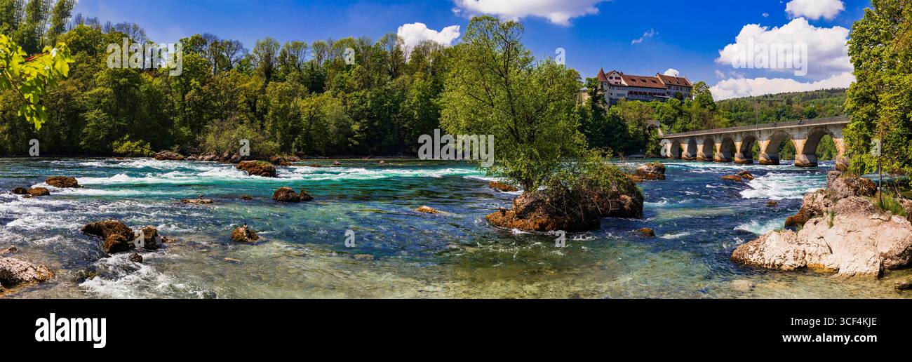 Turismo in Svizzera . Rheinfall (Cascate del Reno) la cascata più grande d'Europa a Sciaffusa , vista panoramica del castello e del ponte di Laufen . Svizzero - Germa Foto Stock