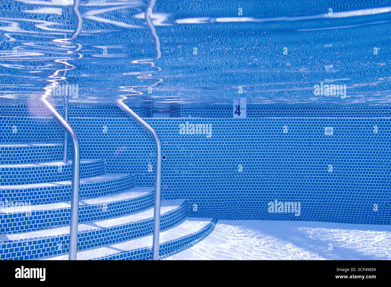 Sott'acqua in una piscina di acqua fresca Foto Stock