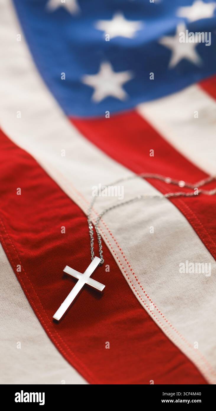 Collana a croce cristiana sulla bandiera americana. Per il Memorial Day degli Stati Uniti, il Veterans Day, il monumento commemorativo degli Stati Uniti o il funerale militare. Rappresentando l'onore e il sacrificio di Th Foto Stock