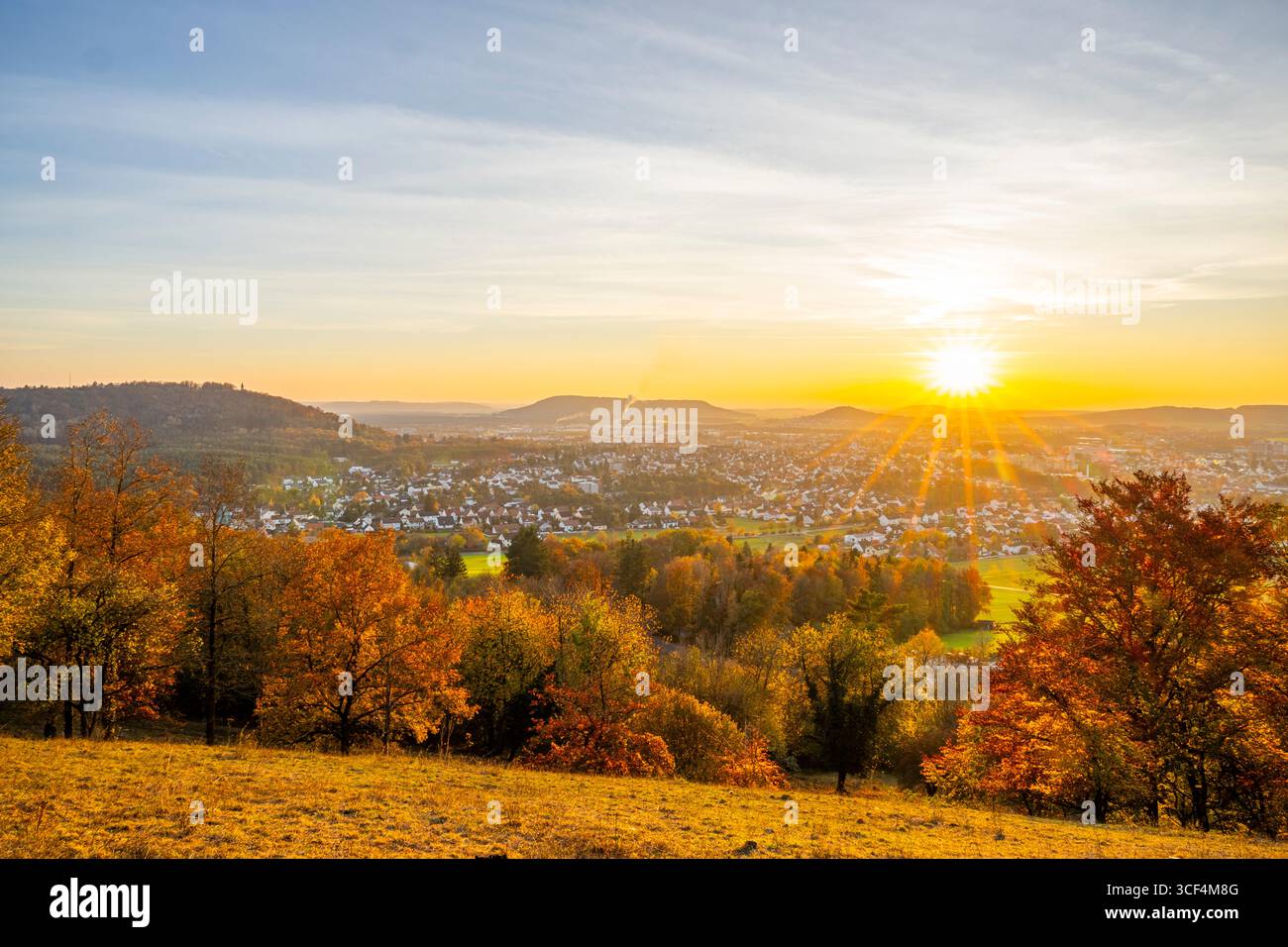 Ammira la città di Neumarkt dalle rovine del castello di Wolfstein al tramonto in autunno, Neumarkt nell'alto Palatinato Foto Stock