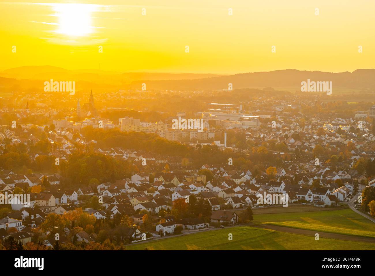 Ammira la città di Neumarkt dalle rovine del castello di Wolfstein al tramonto in autunno, Neumarkt nell'alto Palatinato Foto Stock