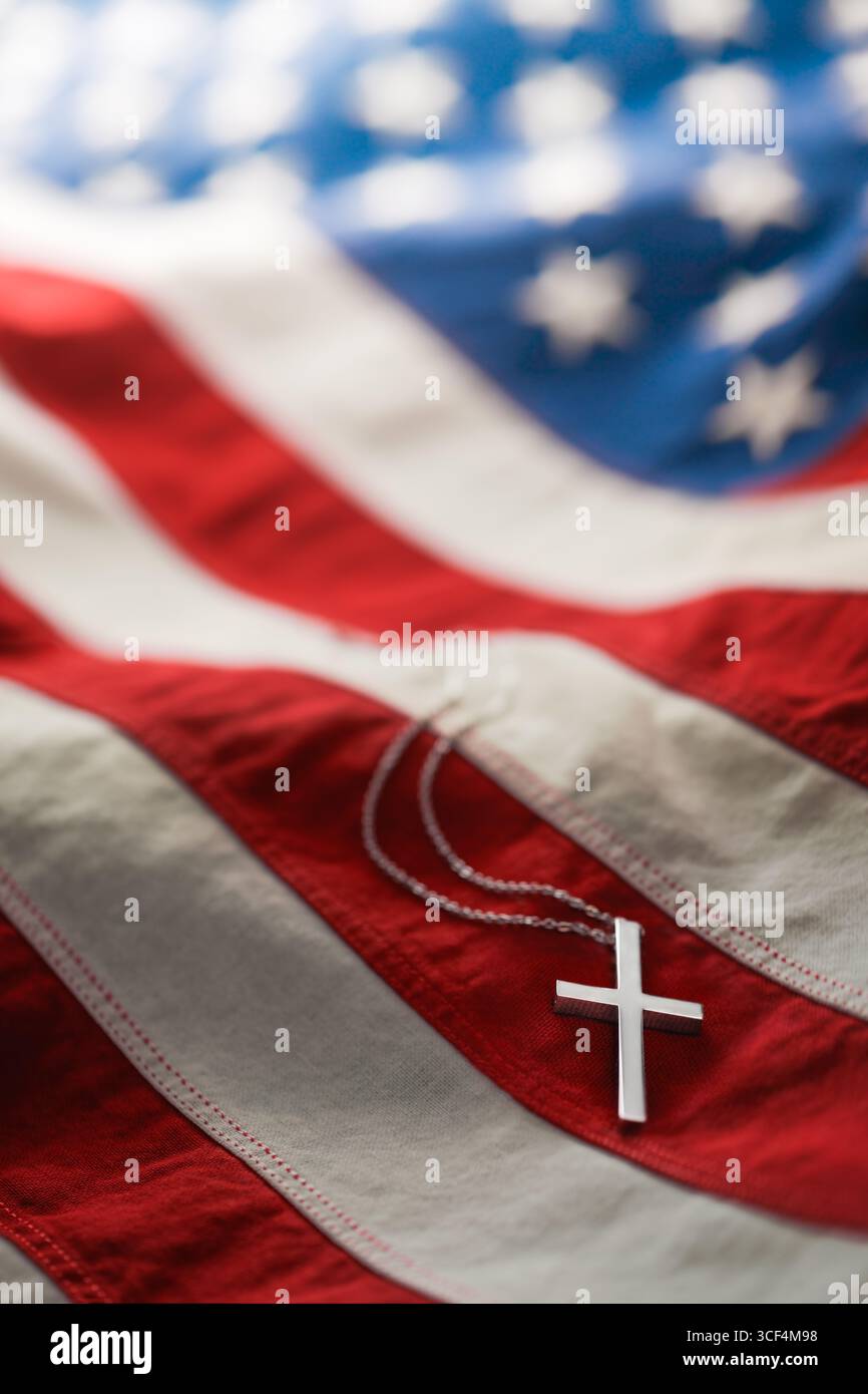 Collana a croce cristiana sulla bandiera americana. Per il Memorial Day degli Stati Uniti, il Veterans Day, il monumento commemorativo degli Stati Uniti o il funerale militare. Rappresentando l'onore e il sacrificio di Th Foto Stock