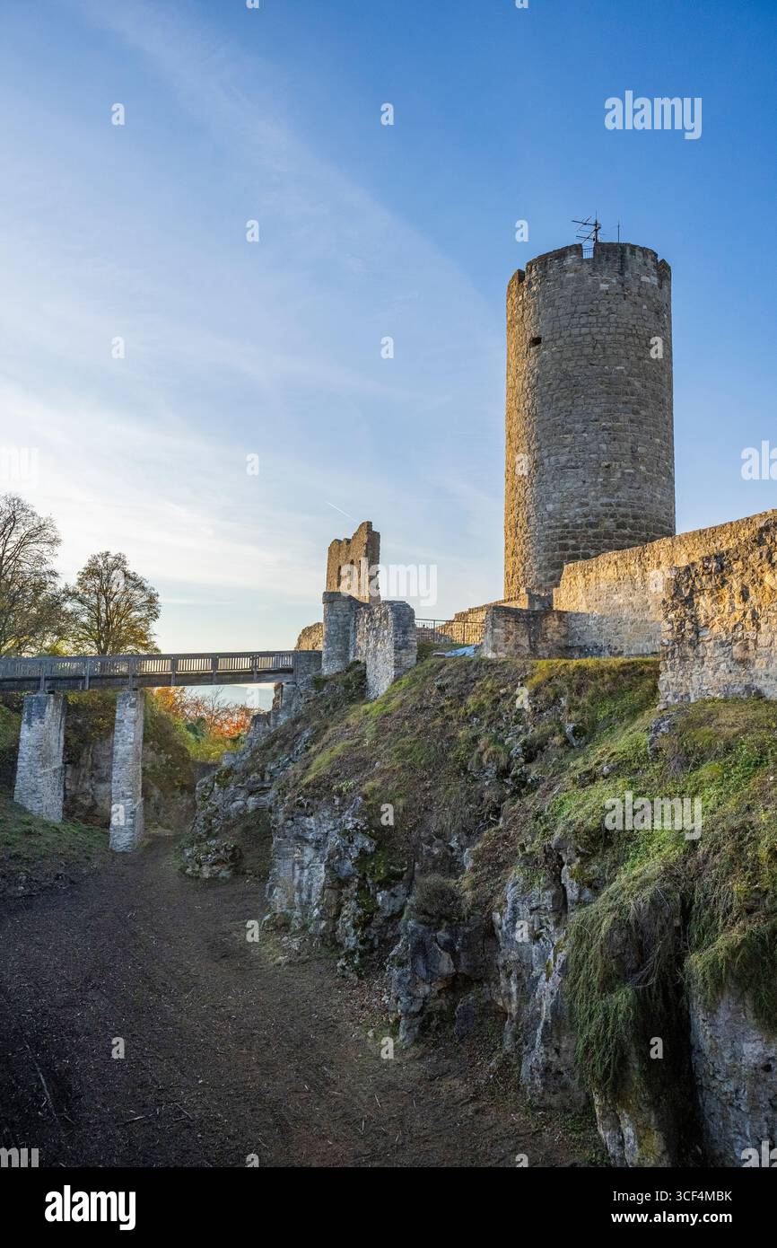 Possenti rovine del castello su una collina al sole della sera, circondate da paesaggi e alberi, rovine del castello di Wolfstein e Neumarkt nell'alto Palatinato Foto Stock
