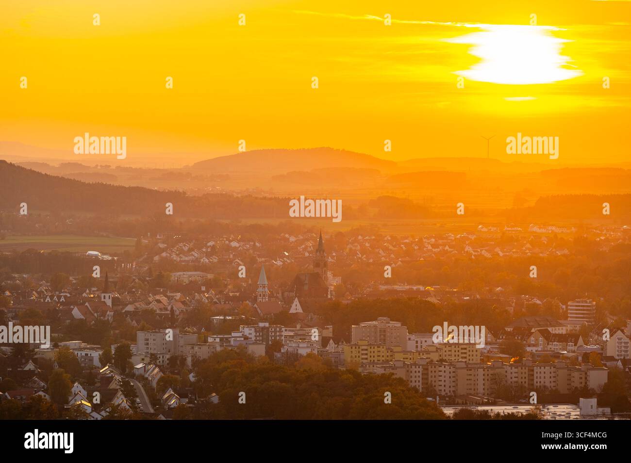 Ammira la città di Neumarkt dalle rovine del castello di Wolfstein al tramonto in autunno, Neumarkt nell'alto Palatinato Foto Stock