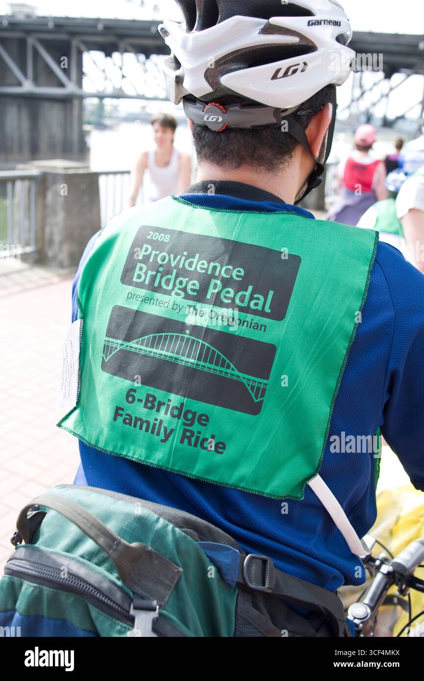Ciclista maschio di indossare un giubbotto di verde che indica che egli road nel 2008 Ponte Provvidenza pedale, Tom McCall Waterfront Park, Portland, Multnomah County, Oreg Foto Stock
