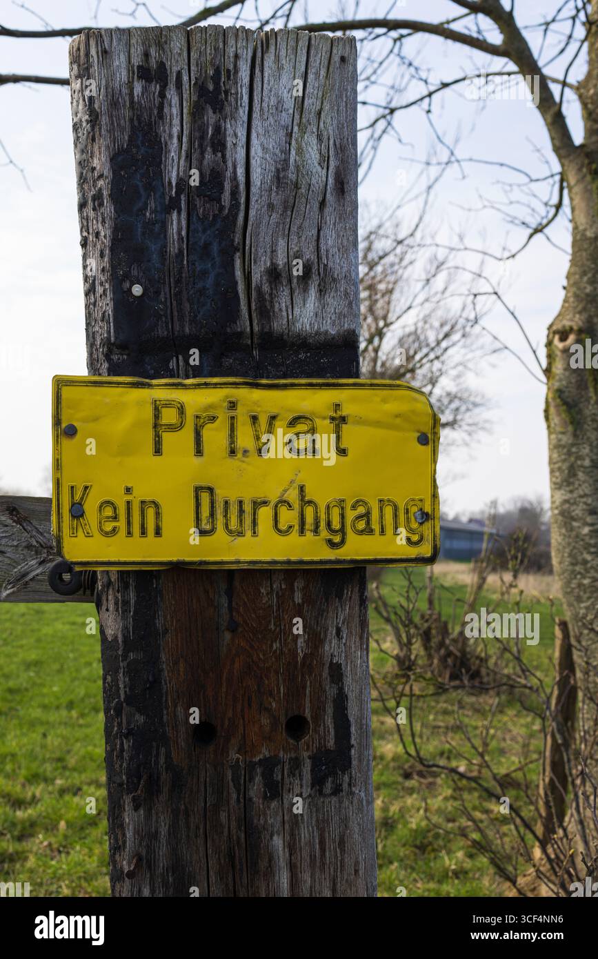 Un segnale di avvertimento o di informazione, privato nessun passaggio Foto Stock