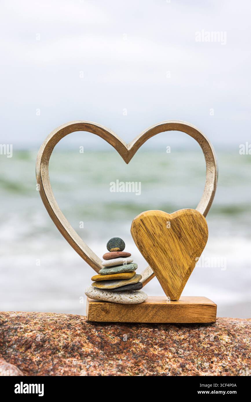Cuori, cairn, decorazioni, a forma di cuore, costa del Mar Baltico Foto Stock
