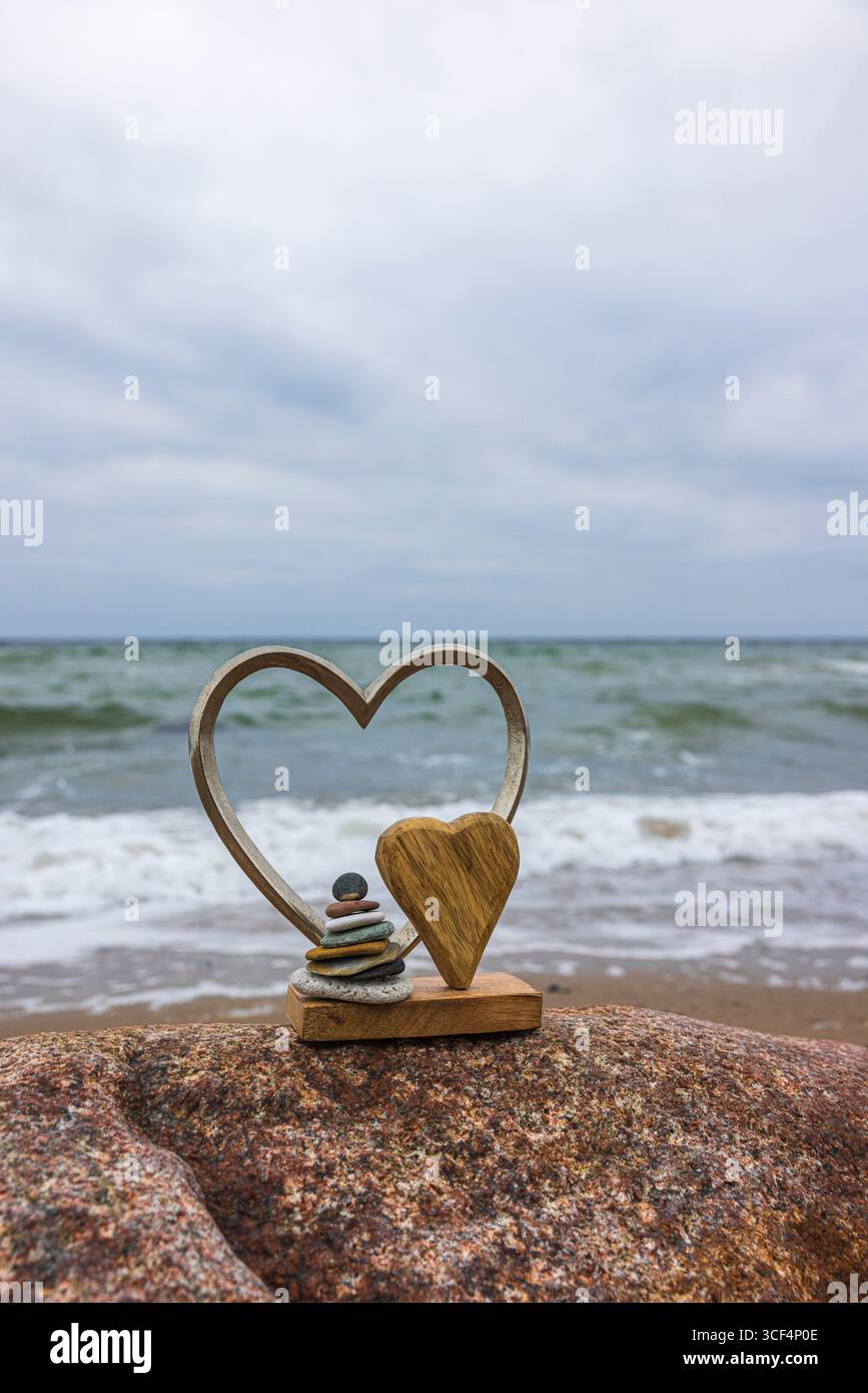 Cuori, cairn, decorazioni, a forma di cuore, costa del Mar Baltico Foto Stock