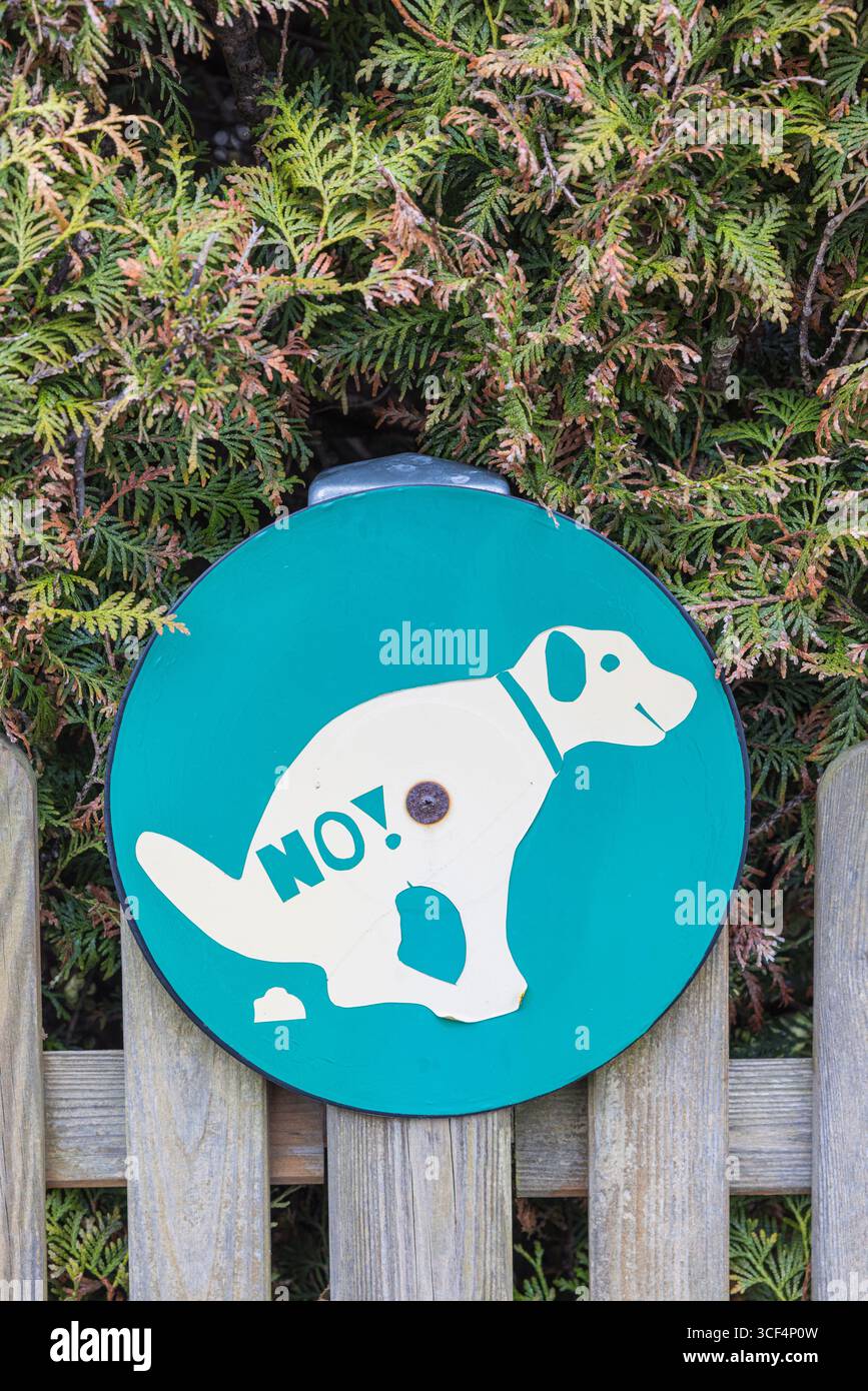 Non andate qui, simbolo "niente toilette per cani" sulla proprietà pubblica Foto Stock