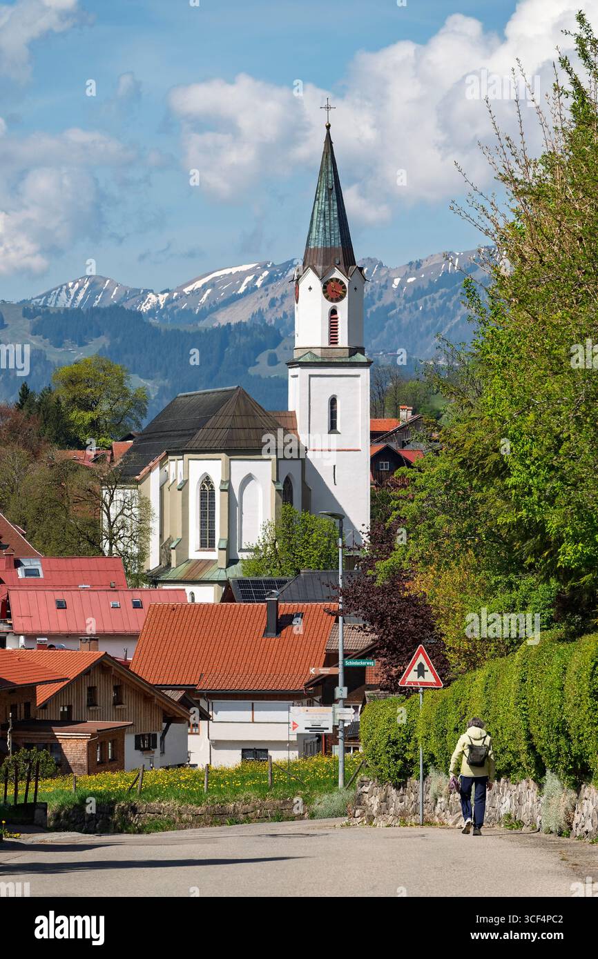 La chiesa parrocchiale cattolica di St. Johannes Baptist a Bad Hindelang Foto Stock